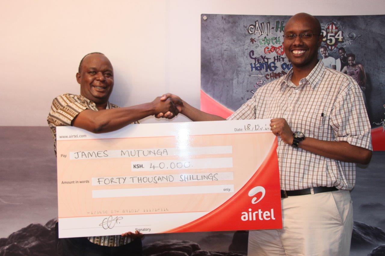 Airtel Kenya Marketing Director Charles Wanjohi right presents a chequ