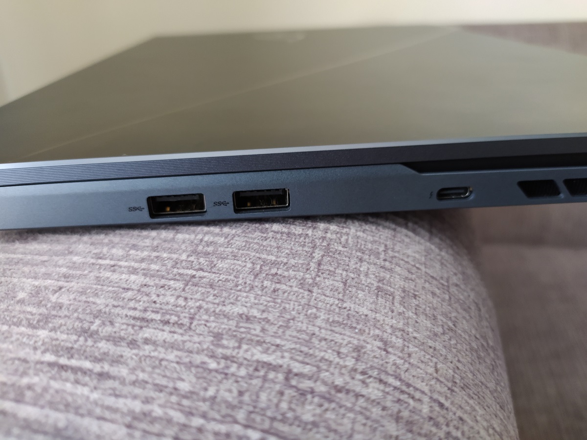 Asus ROG Zephyrus Duo 15 ports 3