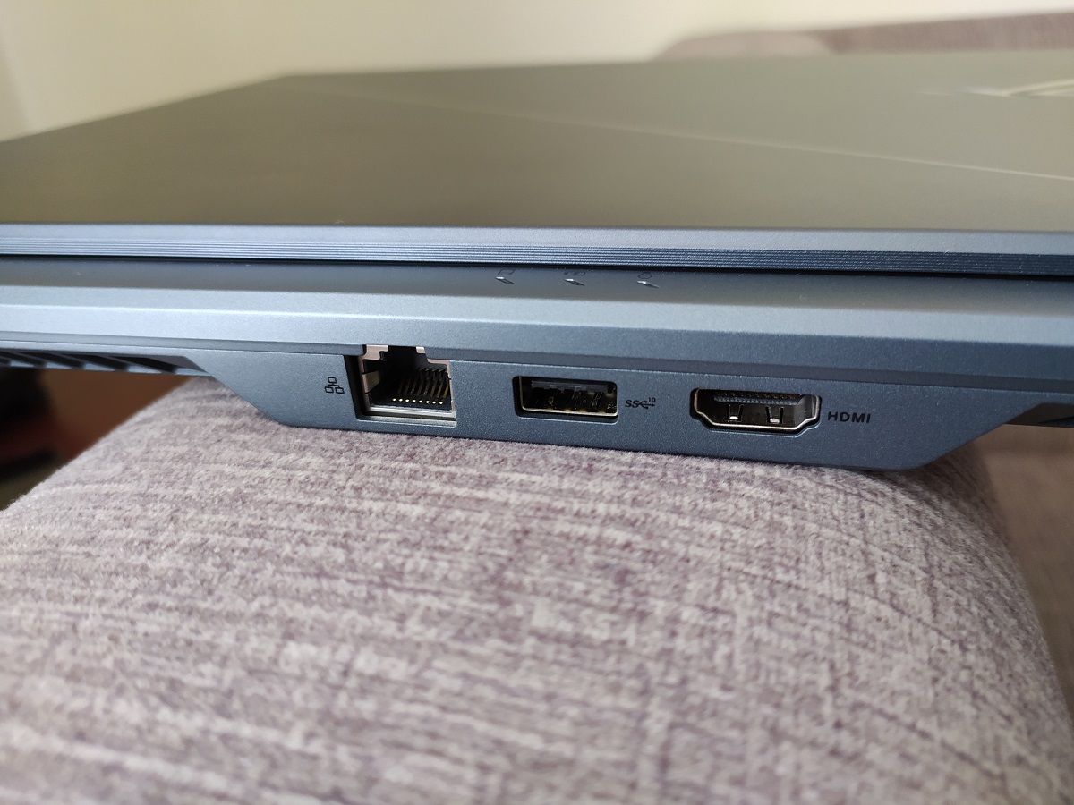 Asus ROG Zephyrus Duo 15 ports